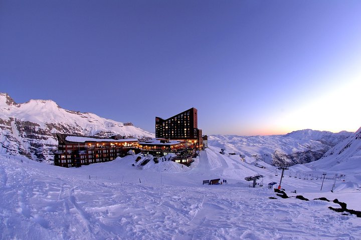 Vista panorâmica da Cordilheira dos Andes com neve