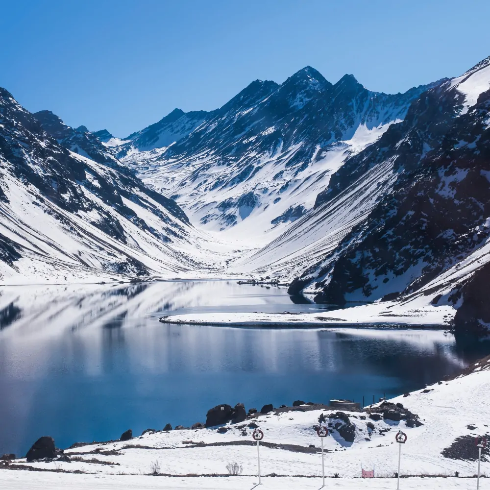 Laguna del Inca cercada pelas montanhas nevadas dos Andes